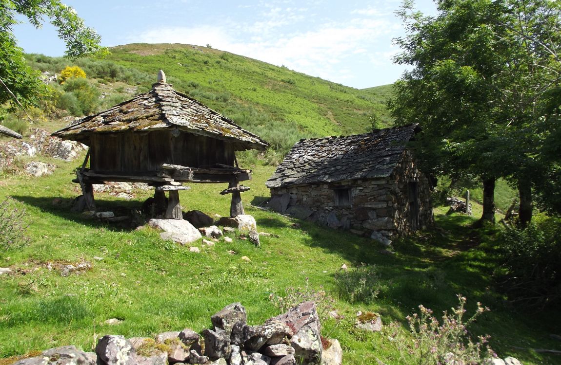 Baxo l’horru de Asociación de Amigos del Hórreo Asturiano